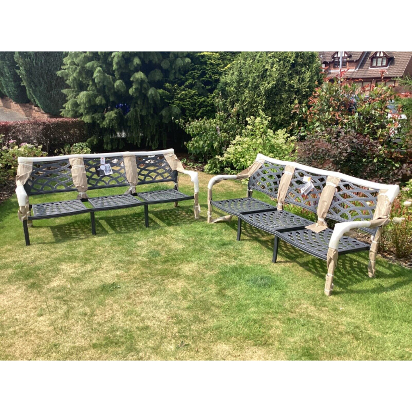 2 Hartmans fabulo Tuscany garden sofas